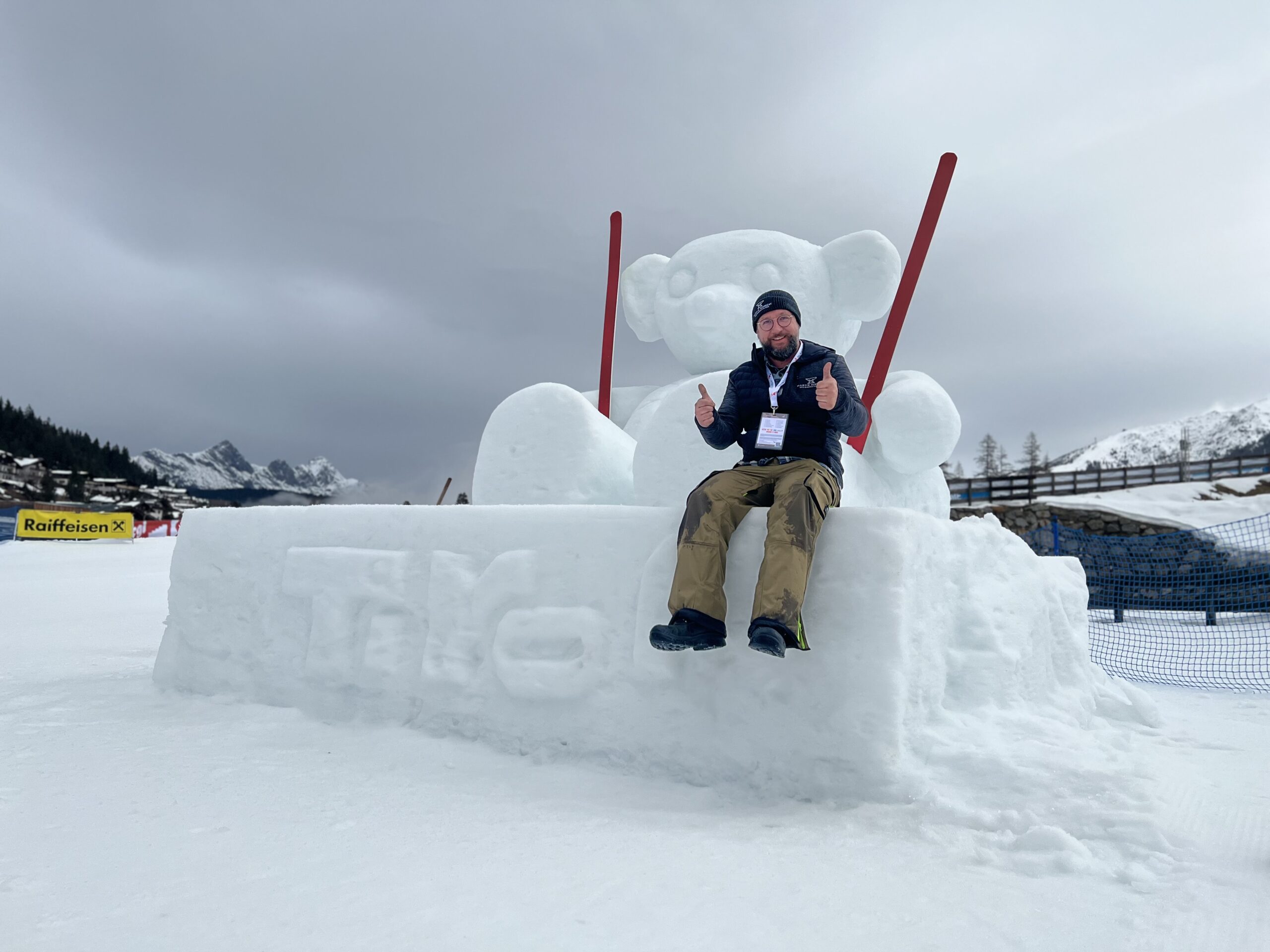 Martin Albrecht für TIROL WERBUNG: Schneeskulptur Teddy Pauli für FIS Weltcup „Nordic Combined Triple“